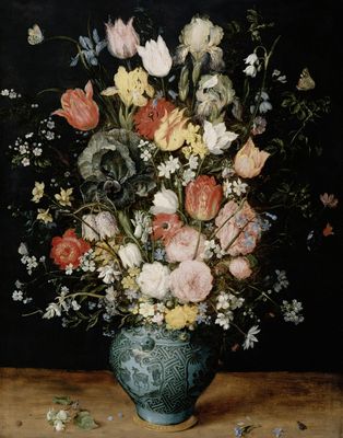 Bouquet de fleurs dans un vase bleu