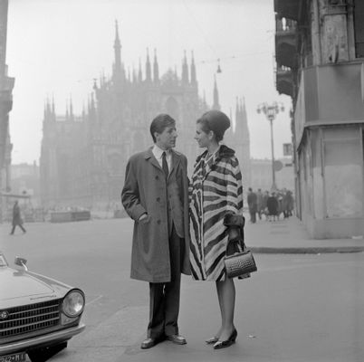 Giorgio Gaber y Ombretta Colli en Piazza Duomo