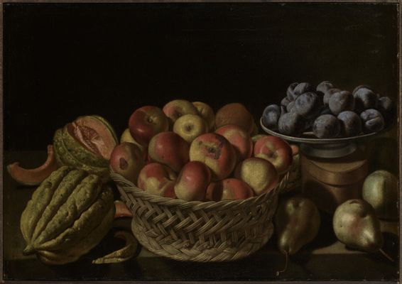 Nature morte avec un panier de pommes et une assiette de prunes, melons et poires