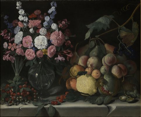 Nature morte au vase de fleurs, grenade, pêches, agrumes et fraises