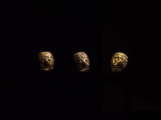 Gianiformer Frauenkopfanhänger in Gold aus Grab 604