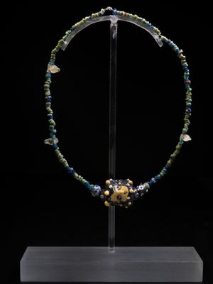 Collar de pasta de vidrio de tipo fenicio-púnico, procedente de la tumba 604