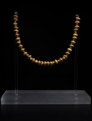 Linsenförmige goldene Halskettenperlen aus Grab 604