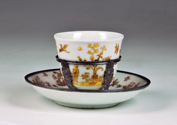 Tasse trembleuse avec soucoupe décorée en chinoiserie à l'or repoussé