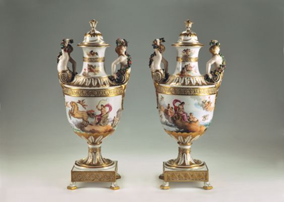  Pareja de jarrones decorativos decorados con temas neoclásicos