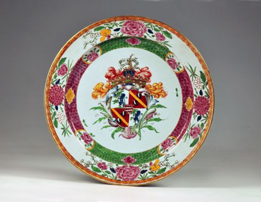 Plato grande decorado "en el uso de la porcelana" Familia Rosa con el escudo de los Olivera