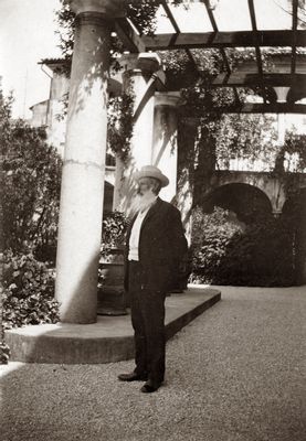 Comte Alfredo Coronini Cronberg devant l'entrée du Palais