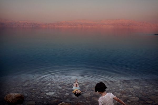Niñas palestinas se bañan en las aguas del Mar Muerto