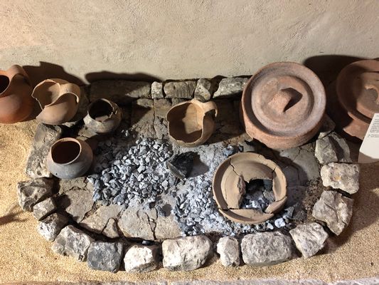 Foyer médiéval avec poterie pour cuisiner