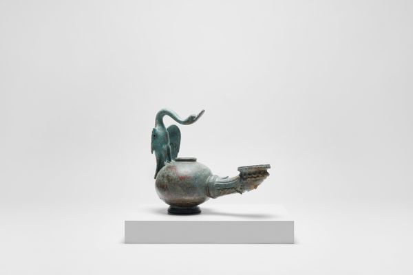 Lámpara de aceite de bronce con empuñadura en forma de cisne
