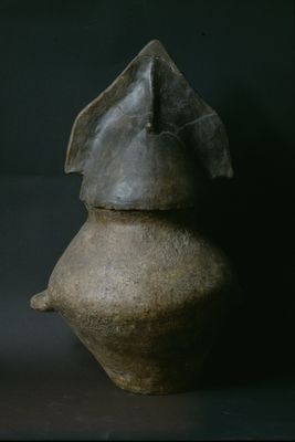 Urna bicónica con casco con cresta