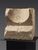 Cadran solaire en calcaire avec inscription ombrienne
