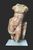 Hochrelief aus polychromer Terrakotta, das eine männliche Figur darstellt

