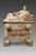 Une urne en travertin peinte de stuc di arnth cai cutus
