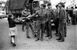 Jeunes soldats reçoivent l'hommage floral d'une petite fille, Lisbonne