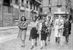 Tres niñas, agregadas en grupos de partisanos, en Piazza Brera mientras patrullan la ciudad junto con los Gappisti