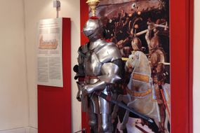 Pasarelas sobre las murallas de la ciudad y el Camino Educativo Monteriggioni in Arme